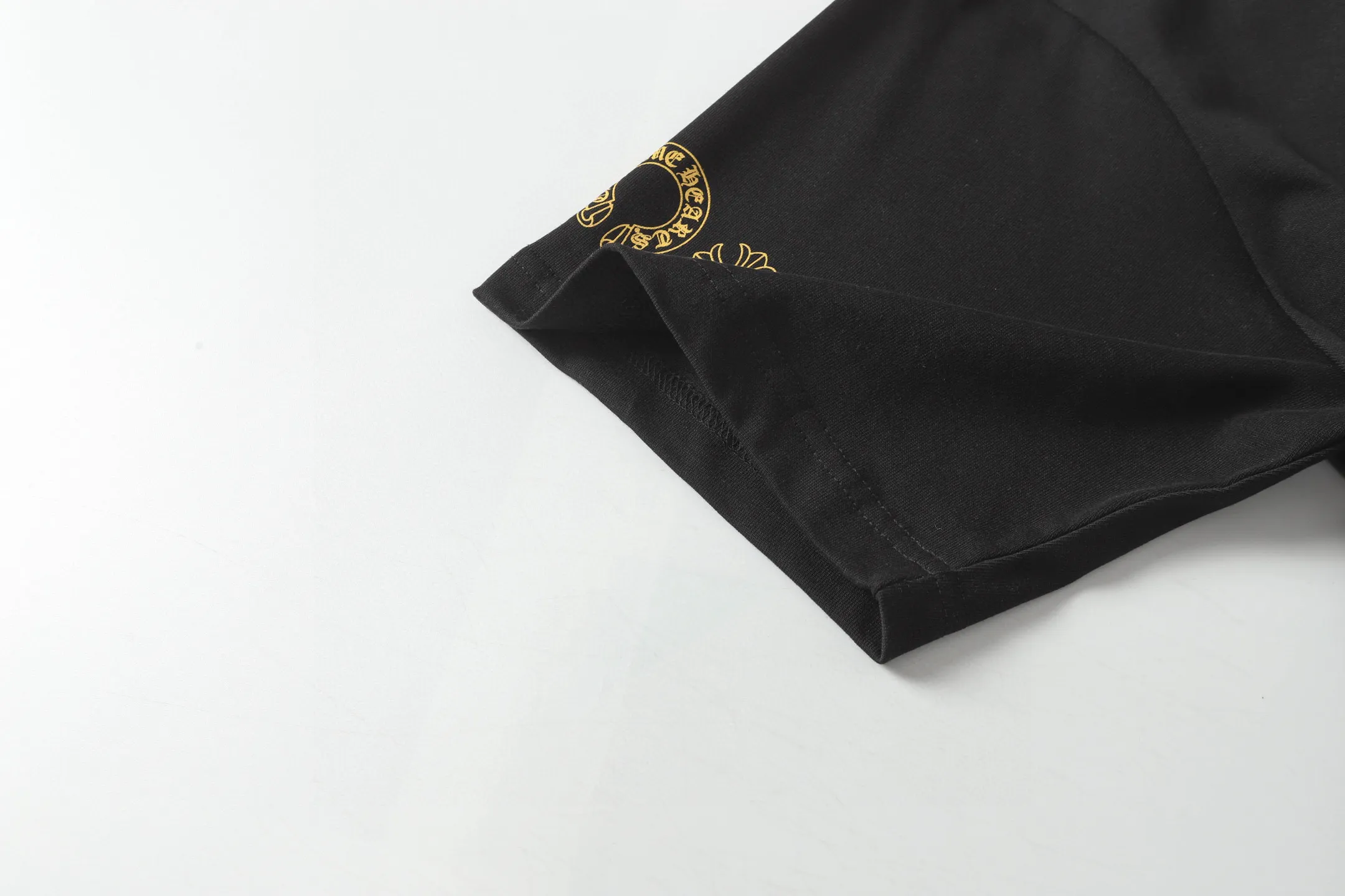 🅿️170 Chrome hearts ch Chrome hearts horseshoe painted cross short-sleeved T-shirt. Large version, loose and stylish, low version, slim and long version, upper body and crotch pull. 100% commitment: top quality, not fast food. The highest version on the market. Top quality, 280g, 26 custom-dyed double yarn cotton, same style for men and women, complete with three standards. Color: black, white Size: XS-L